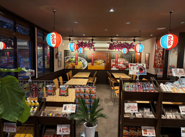 オリオンビールの提灯が飾られた明るい店内と物販コーナー